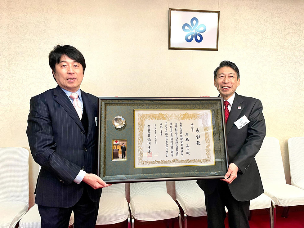 福岡県服部知事へ、今年度の「職業能力開発関係厚生労働大臣表彰」功労者受賞の報告ができました。